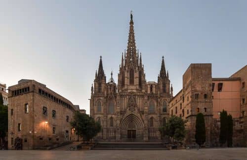 Multitudinaria protesta contra el desalojo de la antigua escuela Massana de Barcelona