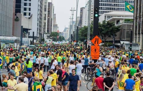 Multitudinaria protesta contra la ley Bases en las afueras del Congreso