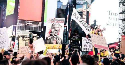 Multitudinarias marchas contra el presidente Gustavo Petro en Colombia