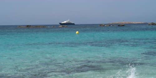 Nueve heridos, dos graves, al estrellarse un velero contra las rocas en Formentera