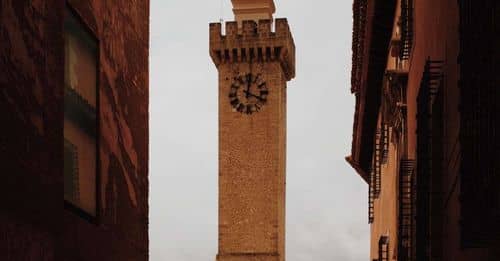 Parte de la Torre del Reloj de Popayán se desprende y deja tres heridos