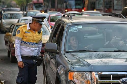 ¡Peligro en las vías! Agente tumba a motociclista en puesto de control: reacciones encontradas