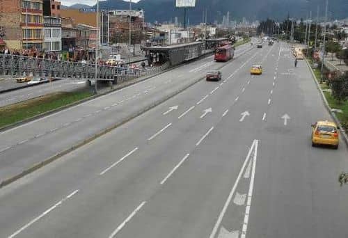 Piedra gigante lanzada desde puente deja heridos en Barranquilla; comunidad exige seguridad