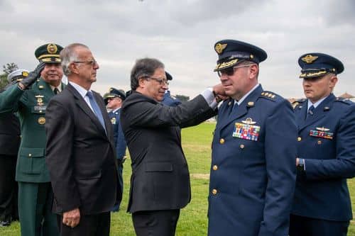 Presidente Petro ordena desplazamiento de cúpula militar al Cauca tras atentados terroristas