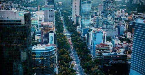 Protesta de comerciantes mantiene bloqueada avenida 20 de noviembre en CdMx por cierre de Izazaga 89