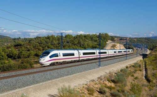 Renfe actualiza su compromiso de puntualidad: devolverá el importe íntegro del billete por retrasos de más de 90 minutos