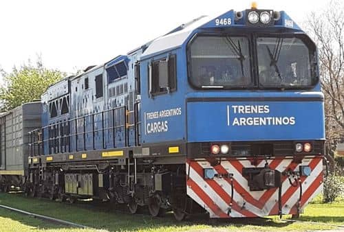 Retiran trenes chocados en el viaducto Palermo con ayuda de grúas gigantes