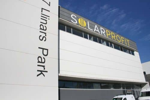 SolarProfit negocia con un inversor para evitar su cierre