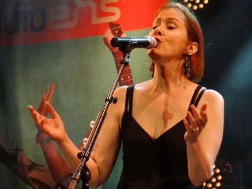 Suzanne Vega: Una voz atemporal que cautivó Valencia