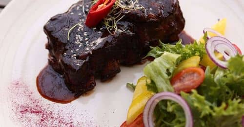 Tabla de carne de un kilo por solo 12 euros: el festín del Bar Acapulco en Madrid