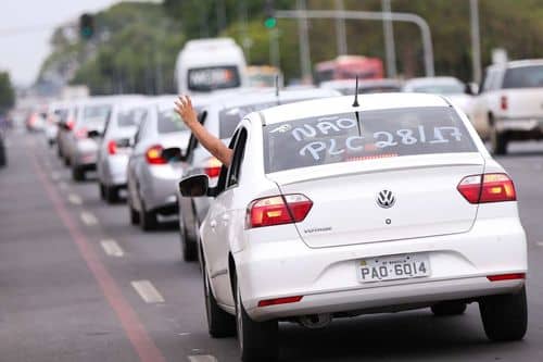 Taxistas colombianos continúan protestas por regulación de plataformas de transporte