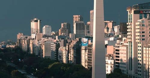 Tragedia en el Obelisco: Un hombre muere tras caer del cartel BA verde