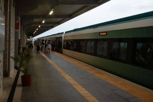 Transportistas bloquean autopista México-Puebla por adeudos del Tren Maya