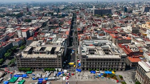 Vallas en el Zócalo separan protesta de madres buscadoras y festejos por informe de AMLO