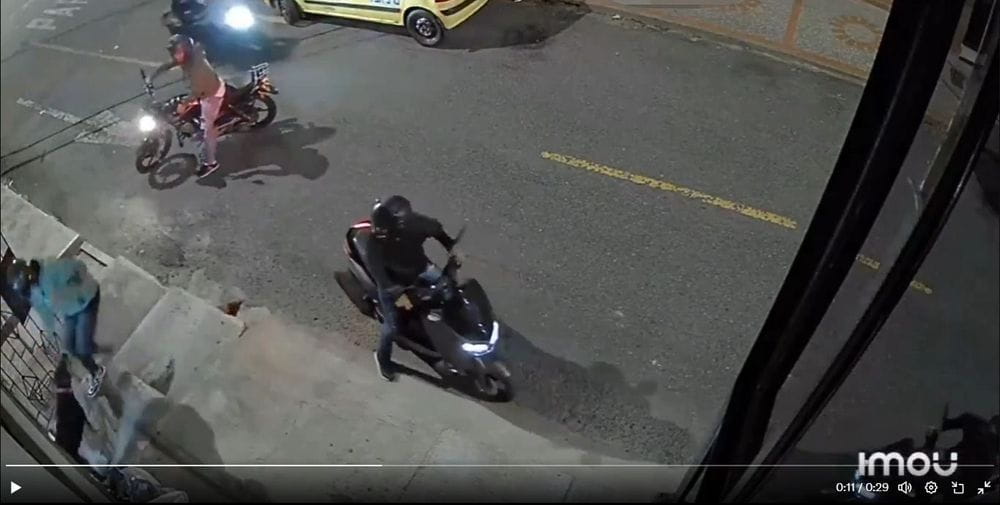 Video muestra a perro que frustó robo de moto "a fierro" en Medellín