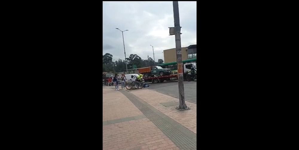 Video: Policía de Tránsito se peleo "a casco" con transeuntes en la Autopista Sur de Bogotá