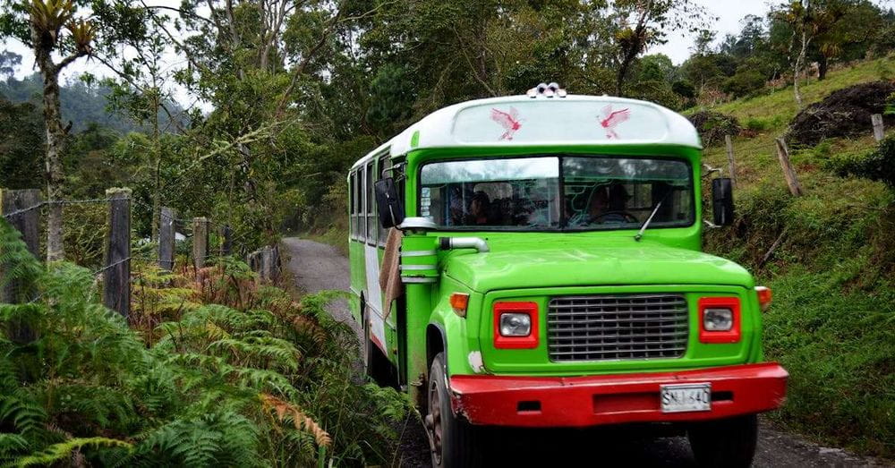 Accidente en Antioquia: Bus sin frenos se estrella contra vivienda, dejando varios heridos