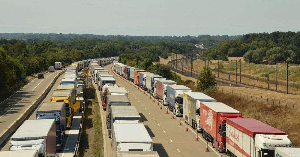 Accidente en la Autopista Bogotá-Medellín: Tractomula volcada deja heridos y posible víctima fatal