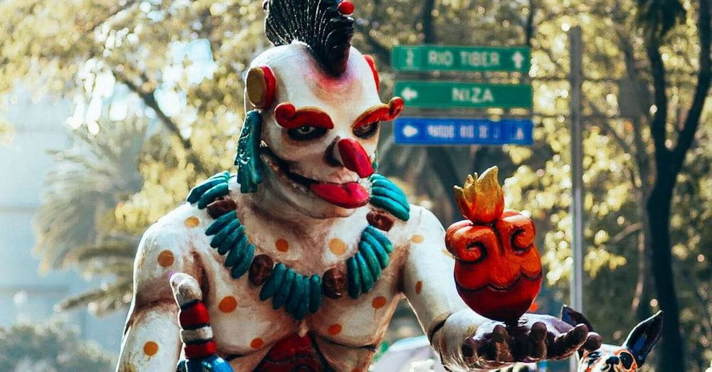 Arañas gigantes en movimiento adornan un coche en Ciudad de México para Halloween