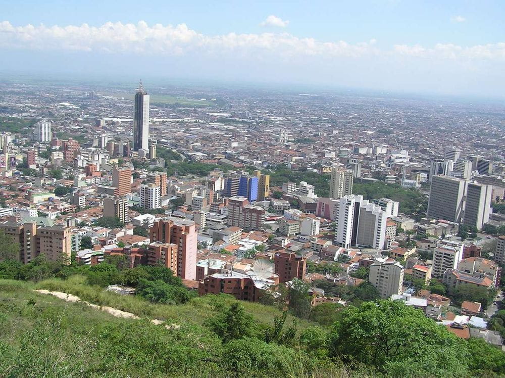 Ataque con cuchillo a agente de tránsito en Cali: intolerancia en aumento