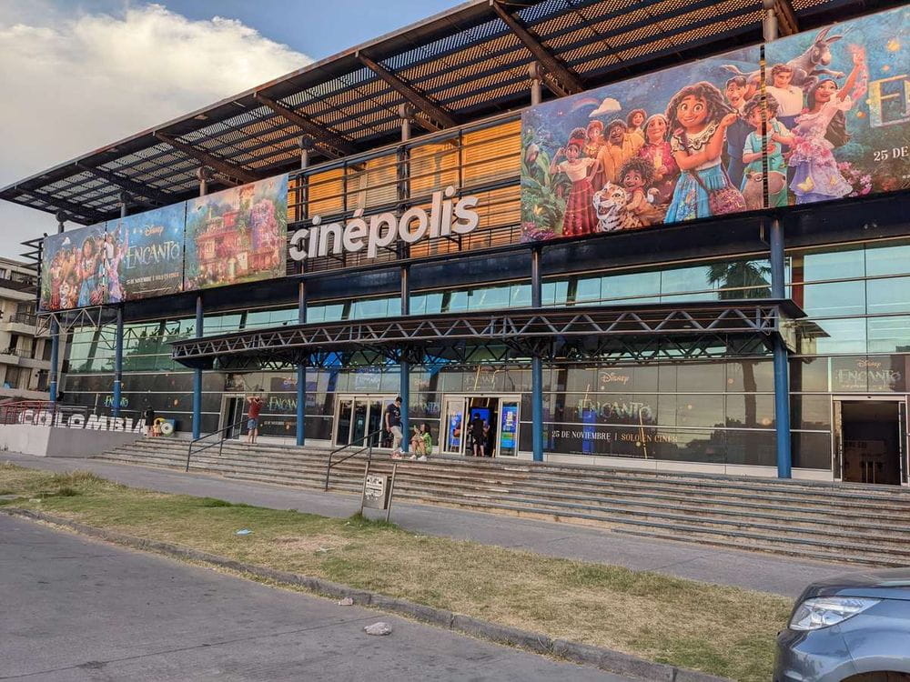 Caos en Cinemex y Cinépolis: Fallas y largas filas impiden ver "Intensamente 2"