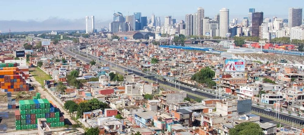 Cardenal Tolentino destaca la educación como clave para el desarrollo de los jóvenes