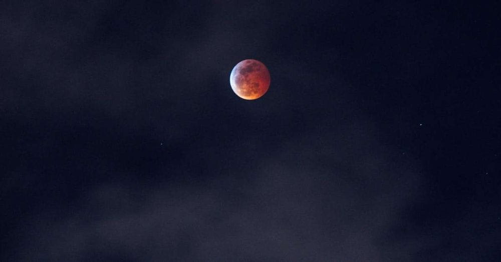 Eclipse lunar tiñe de rojo los cielos argentinos en un espectáculo astronómico inolvidable