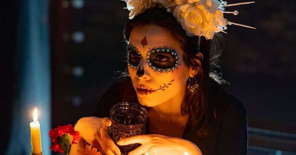 El mezcal de cempasúchil: un homenaje a la tradición del Día de Muertos en Puebla