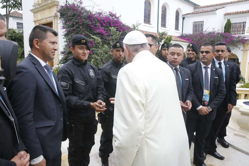 El papa Francisco recibe a un funcionario argentino tras críticas al uso de gas pimienta