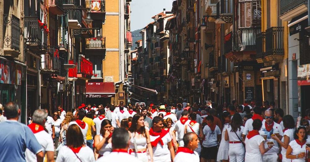 El séptimo encierro de los Sanfermines, rápido y peligroso, deja cinco heridos