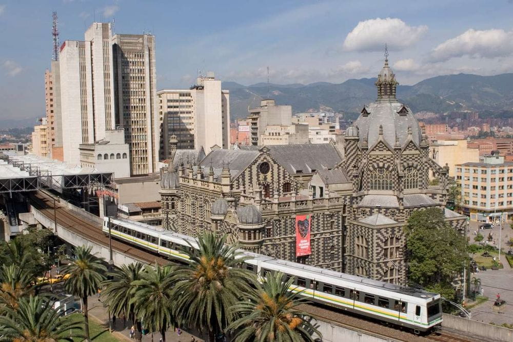 Emergencia en el Metro de Medellín: Fallas eléctricas afectan las líneas A y B