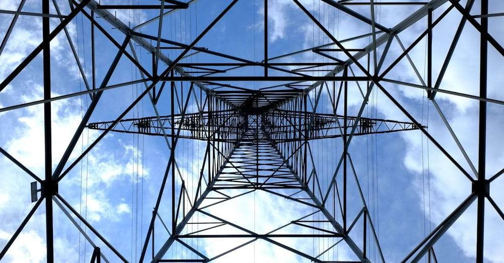 Hombre recibe descarga eléctrica en torre de alta tensión en Naucalpan y sobrevive