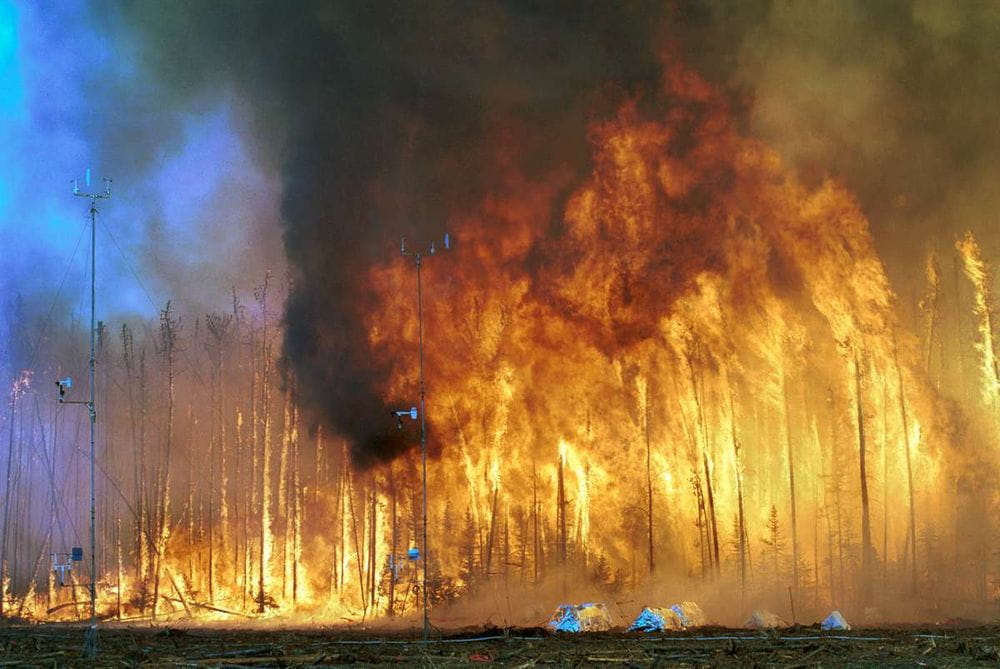 Incendio voraz en Villa del Parque deja tres personas heridas