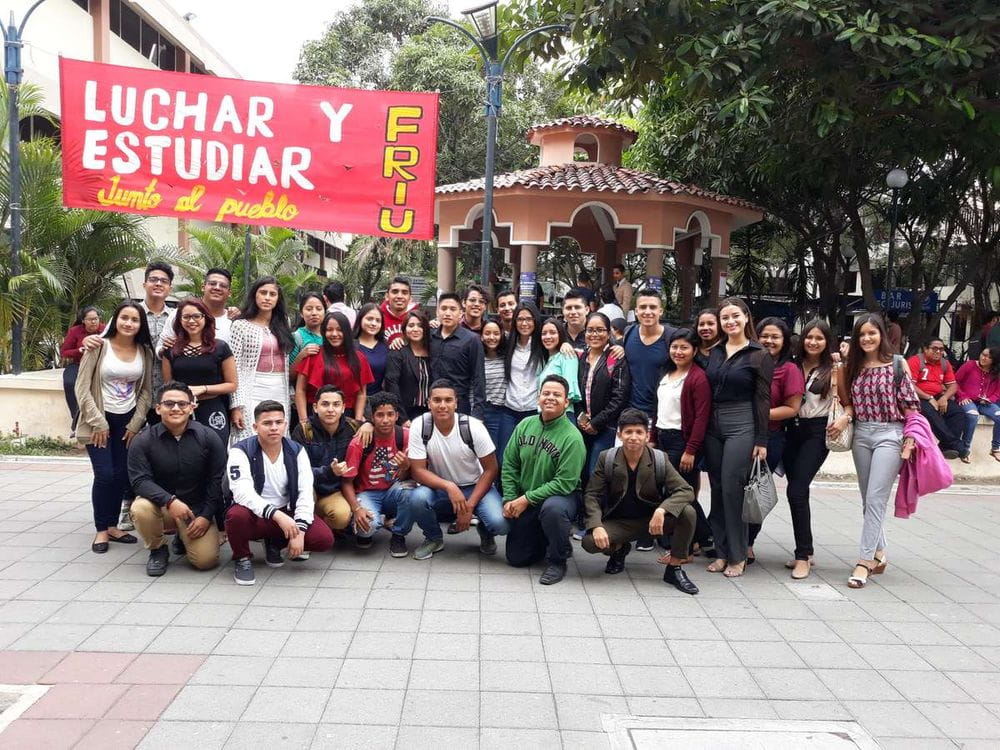 "Juventud informada, reforma rechazada": Estudiantes de Derecho marchan contra López Obrador