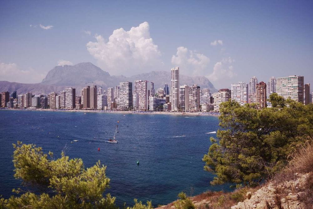 Los polacos lideran la compra de viviendas en la costa española por la invasión rusa en Ucrania