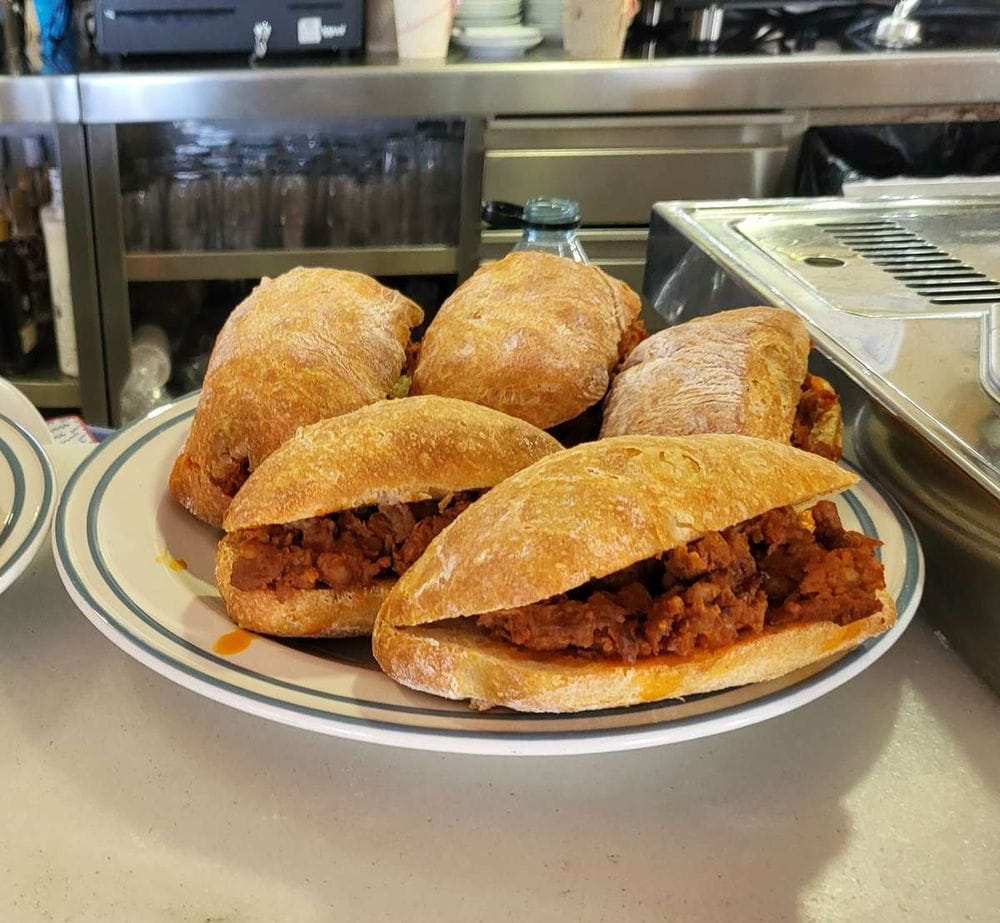 Madrid sucumbe a los gigantescos bocadillos del Bar Calavi por solo 3,50 euros