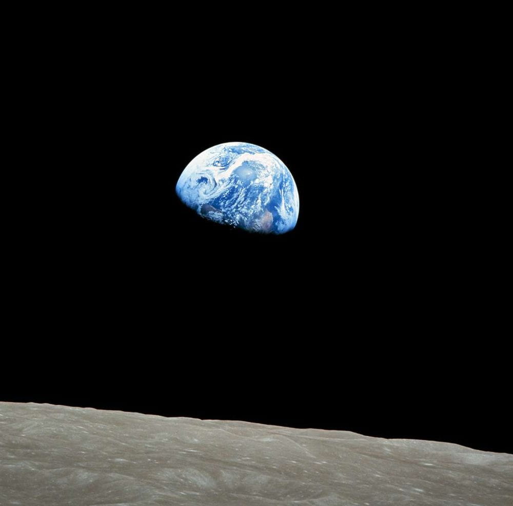 Muere William Anders, el astronauta que tomó la icónica foto de la "salida de la Tierra"