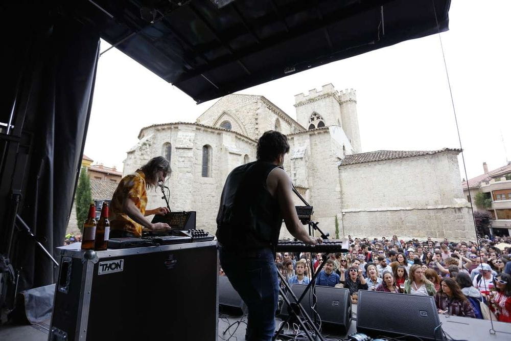 Música, baile y fiesta en el concierto de Joe Crepúsculo en el Castell de Montjuïc