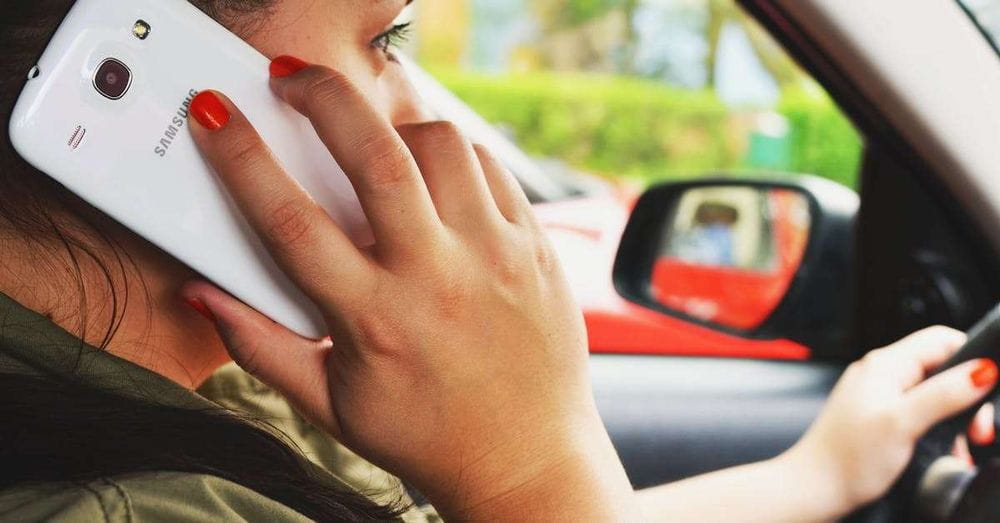 Normas de Tránsito para el Uso del Celular en el Carro en Colombia