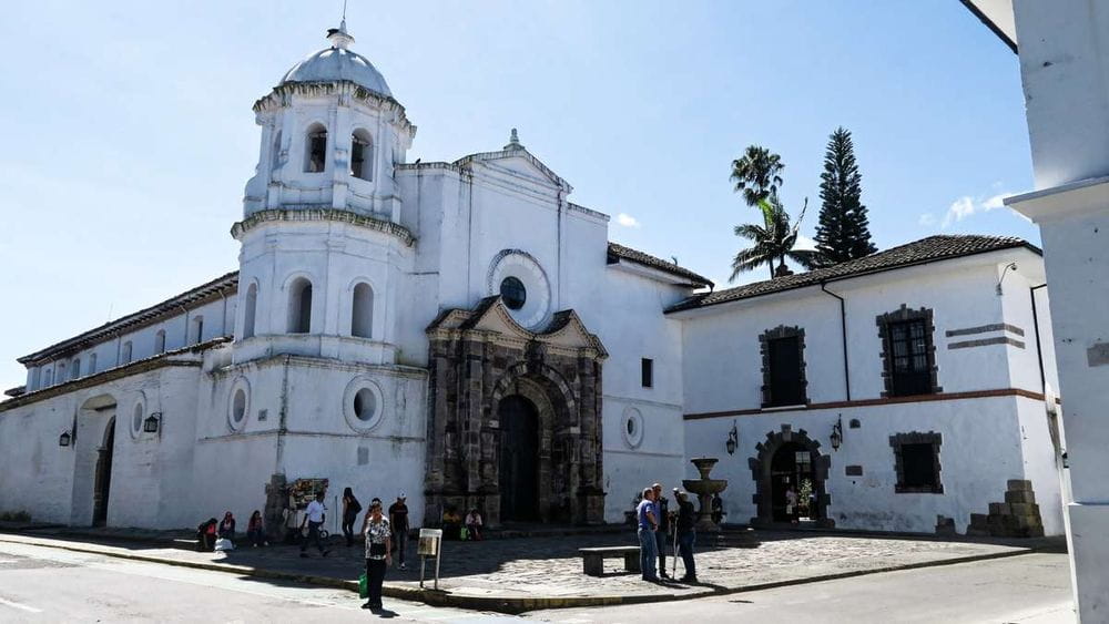 Parte de la Torre del Reloj de iglesia en Popayán colapsa sobre tres personas