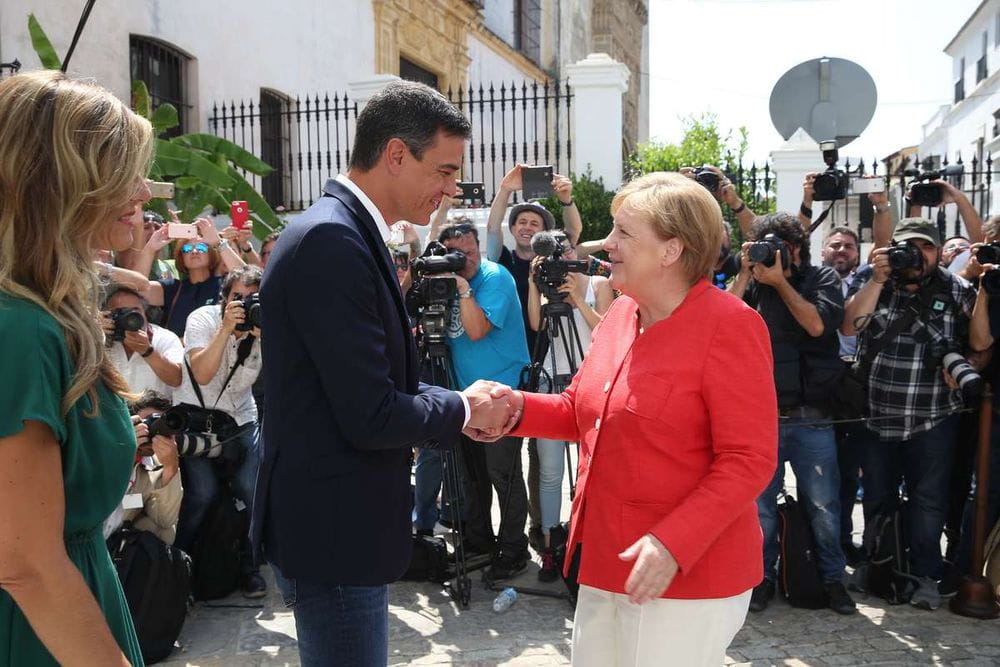 Pedro Sánchez denuncia maniobra electoral en citación judicial a su esposa