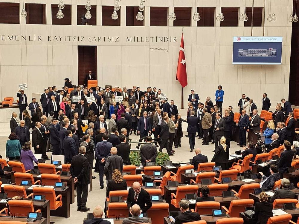 Peligrosa pelea en el Parlamento turco por la restitución de un diputado encarcelado