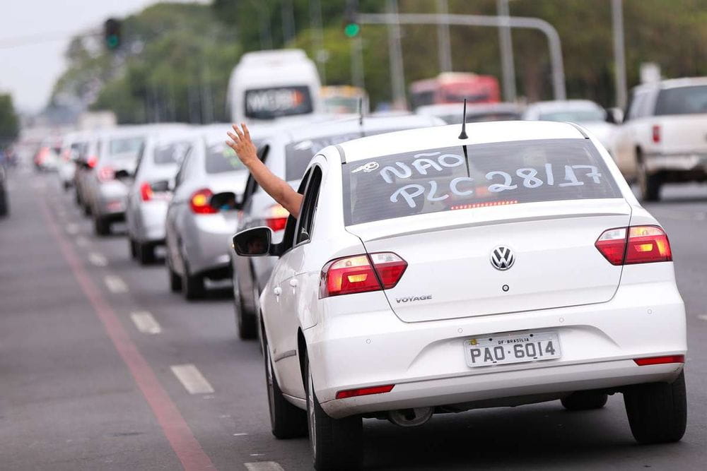 Taxistas colombianos continúan protestas por regulación de plataformas de transporte