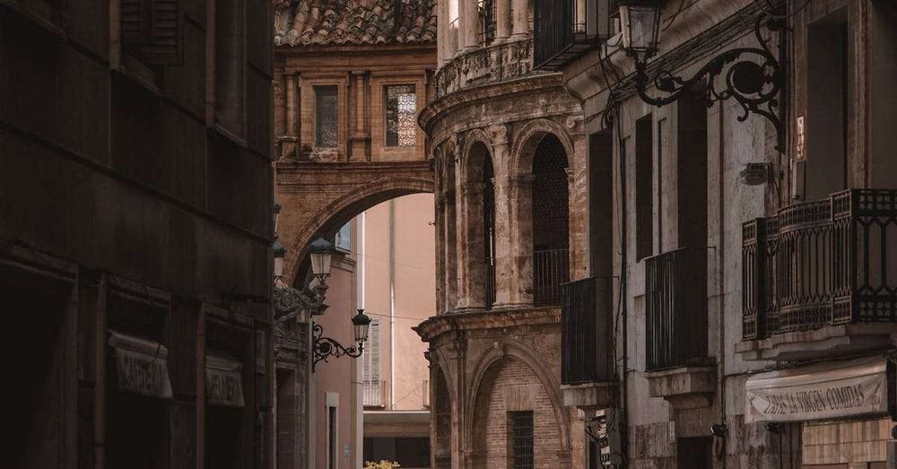 Un incendio afecta a la cubierta de un edificio en Ciutat Vella de València