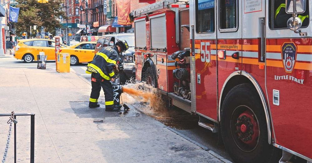 Un Vehículo Arde en Toledo: Bomberos Evitan su Propagación