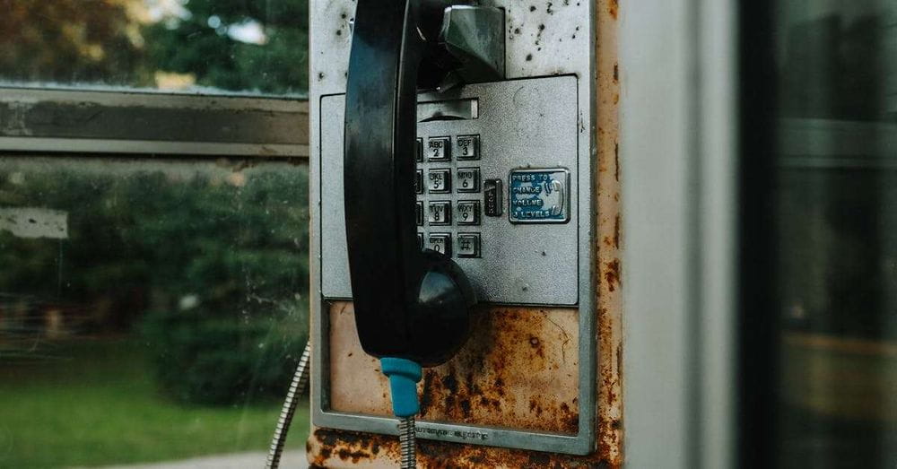 Valencia se despide de sus cabinas telefónicas, un símbolo del pasado