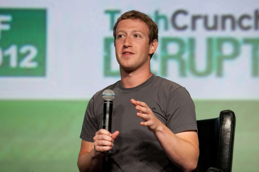 Zuckerberg advierte sobre la tendencia a deificar la inteligencia artificial